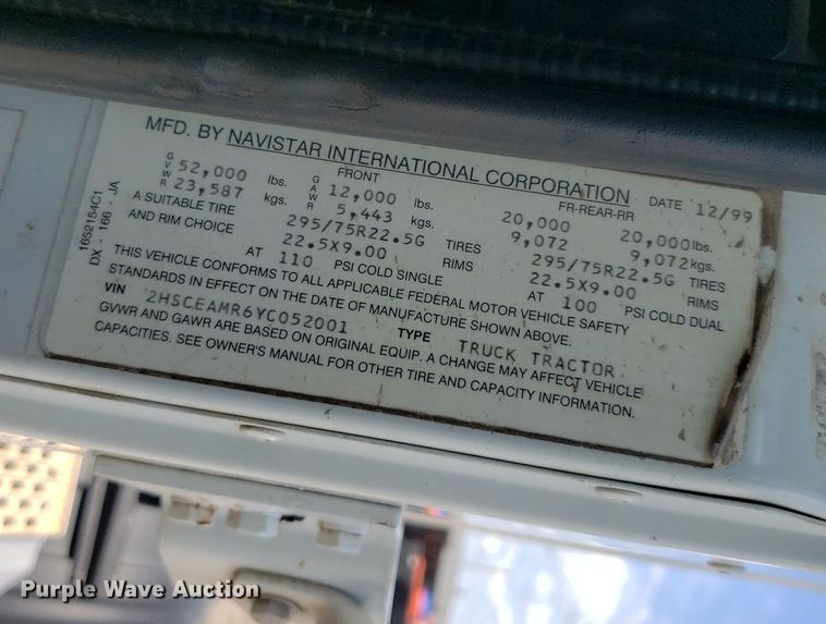 image for item DO3035 2000 International 9200i  semi truck