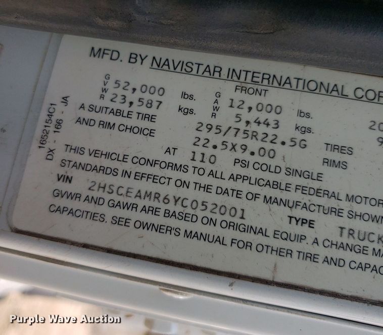 image for item DO3035 2000 International 9200i  semi truck