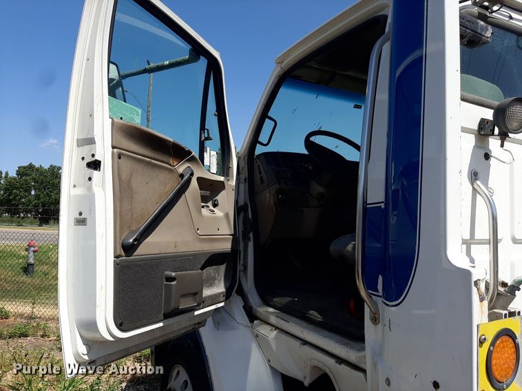 image for item DO3112 2006 Sterling AT9500  semi truck