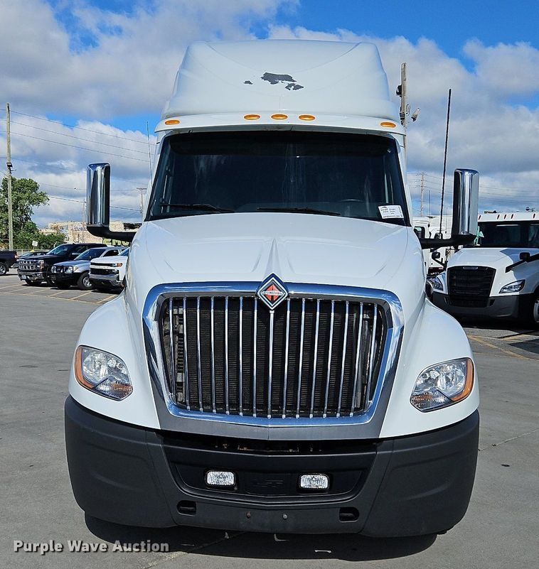 image for item DP2325 2018 International LT625  semi truck