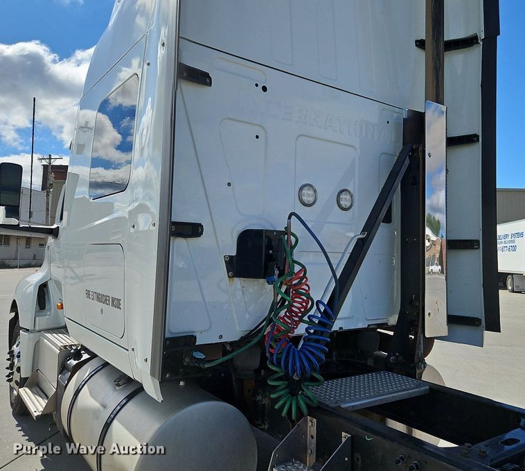 image for item DP2325 2018 International LT625  semi truck