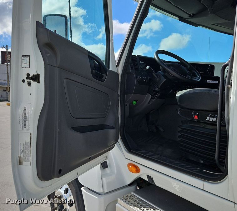 image for item DP2325 2018 International LT625  semi truck