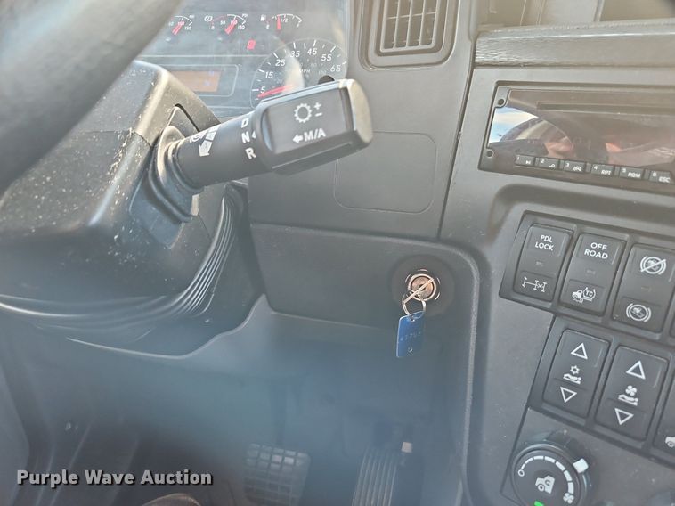 image for item DP2325 2018 International LT625  semi truck