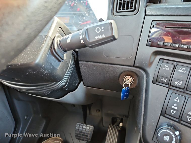 image for item DP2325 2018 International LT625  semi truck