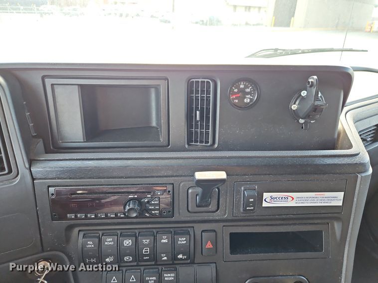 image for item DP2325 2018 International LT625  semi truck