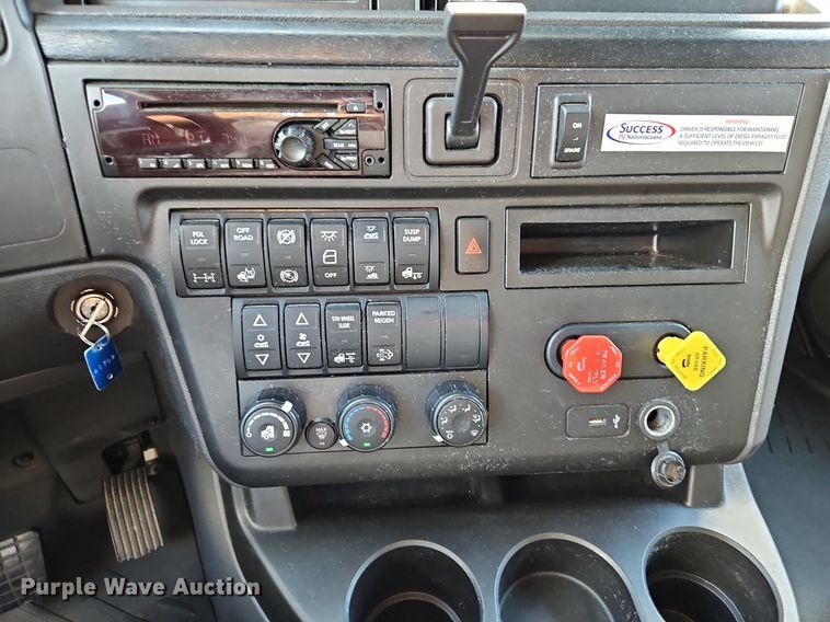 image for item DP2325 2018 International LT625  semi truck