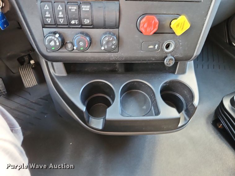 image for item DP2325 2018 International LT625  semi truck