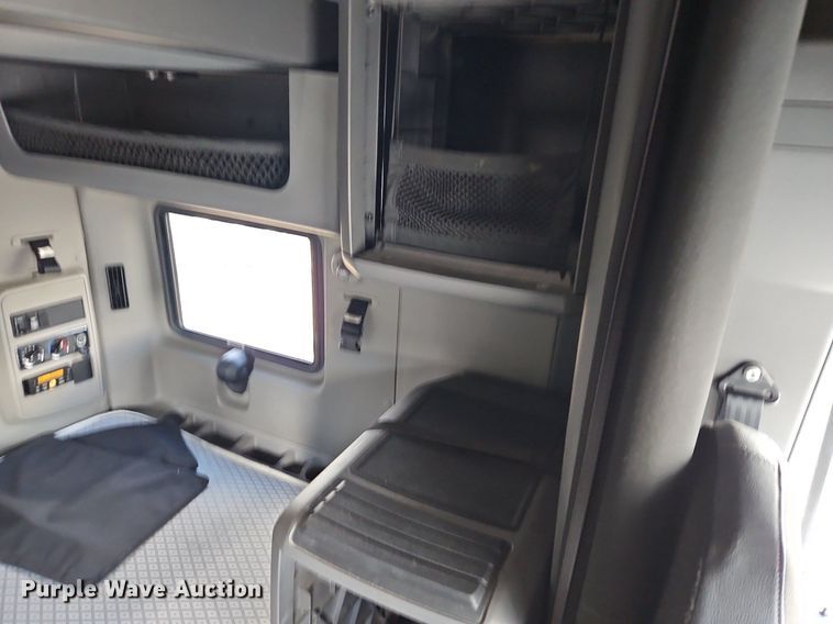 image for item DP2325 2018 International LT625  semi truck