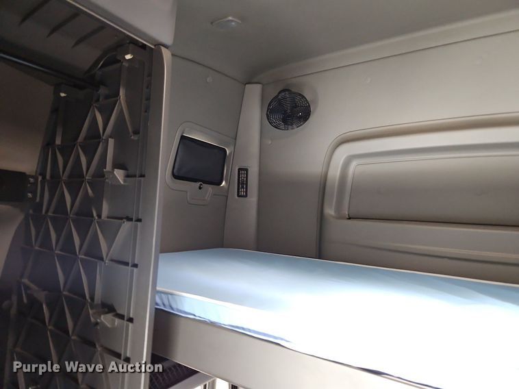 image for item DP2325 2018 International LT625  semi truck