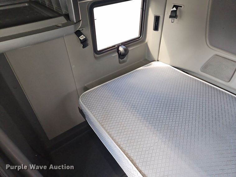 image for item DP2325 2018 International LT625  semi truck