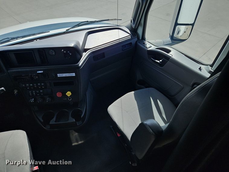 image for item DP2325 2018 International LT625  semi truck