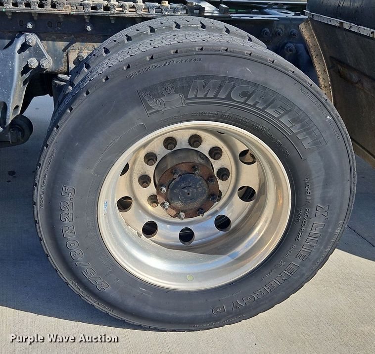 image for item DP2325 2018 International LT625  semi truck