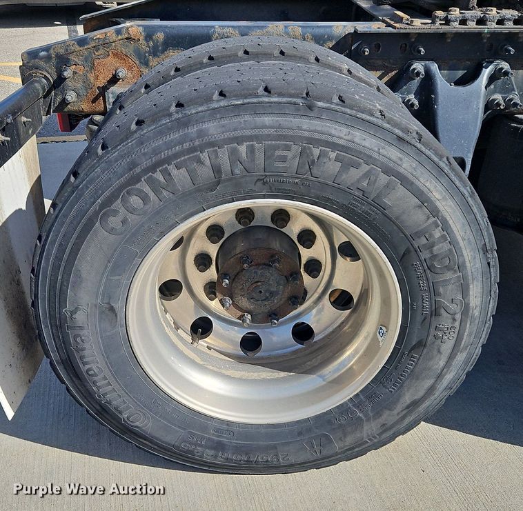 image for item DP2325 2018 International LT625  semi truck