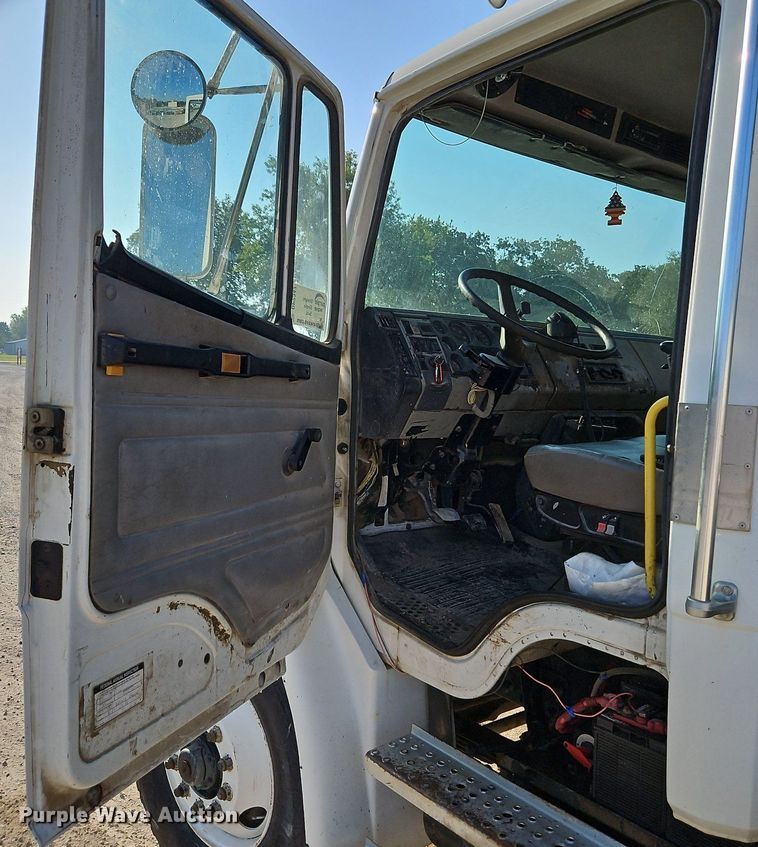 image for item DP2347 2000 Freightliner FL80  roll-off container truck