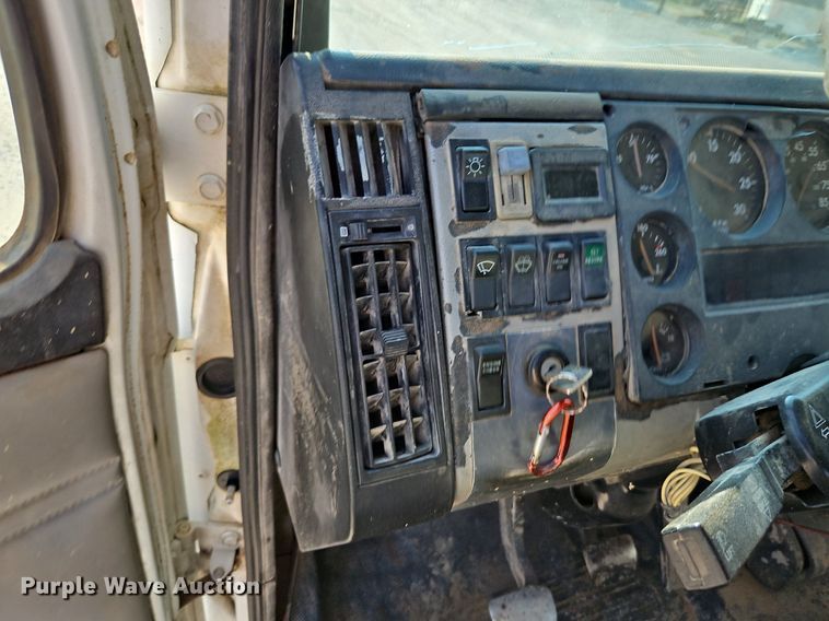 image for item DP2347 2000 Freightliner FL80  roll-off container truck