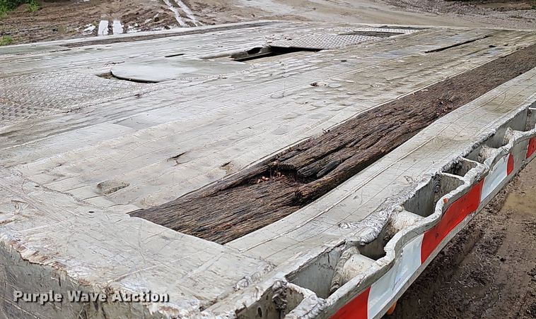 image for item DQ0137 1999 Ravens Metal Products 2648H74  drop deck equipment trailer