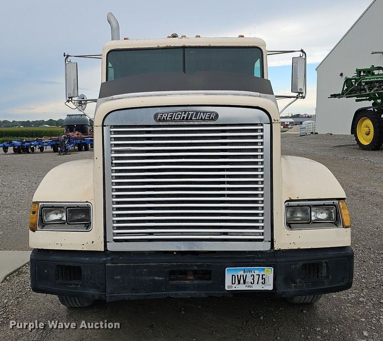 image for item DQ0139 1994 Freightliner FLD 120  truck cab and chassis