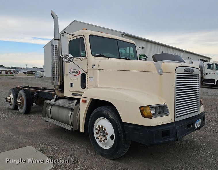 image for item DQ0139 1994 Freightliner FLD 120  truck cab and chassis