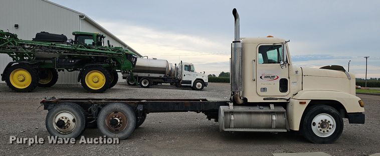 image for item DQ0139 1994 Freightliner FLD 120  truck cab and chassis