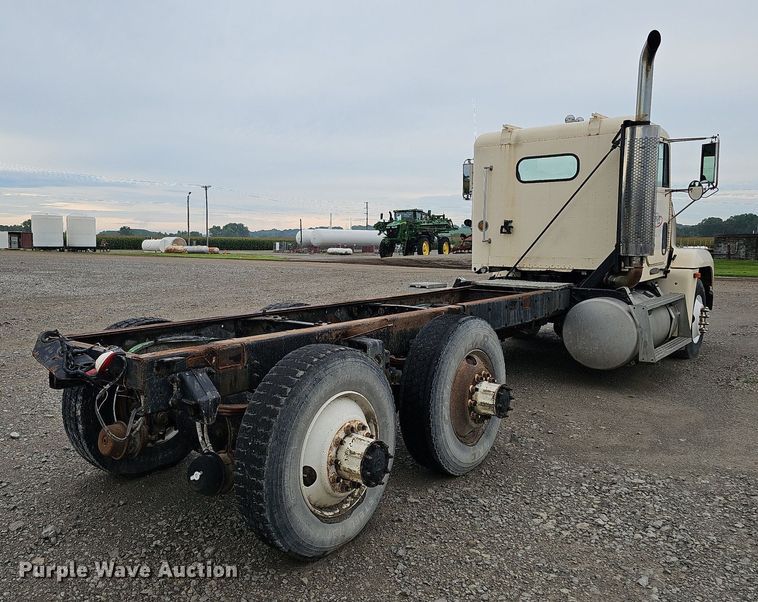 image for item DQ0139 1994 Freightliner FLD 120  truck cab and chassis