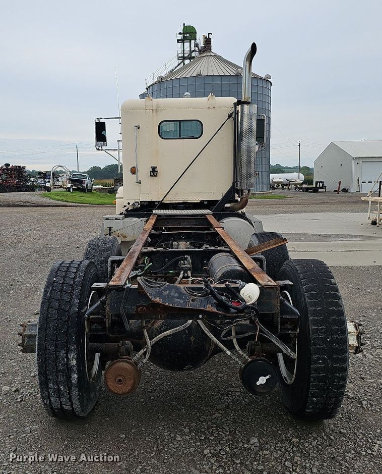 image for item DQ0139 1994 Freightliner FLD 120  truck cab and chassis