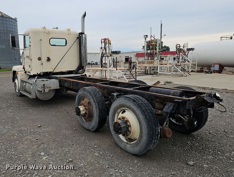 image for item DQ0139 1994 Freightliner FLD 120  truck cab and chassis