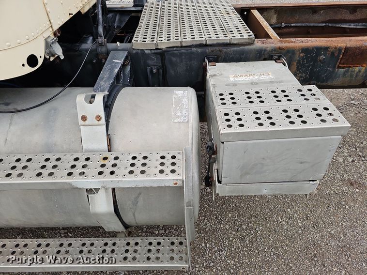 image for item DQ0139 1994 Freightliner FLD 120  truck cab and chassis