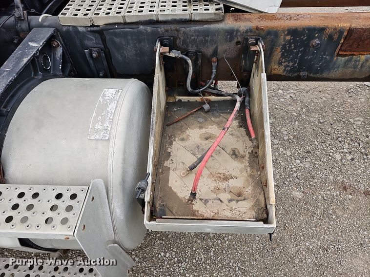 image for item DQ0139 1994 Freightliner FLD 120  truck cab and chassis