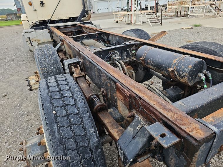 image for item DQ0139 1994 Freightliner FLD 120  truck cab and chassis