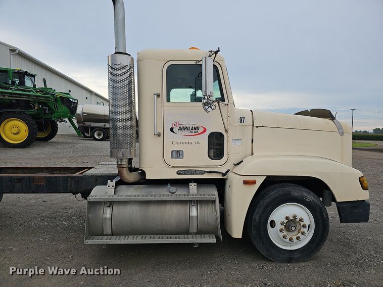 image for item DQ0139 1994 Freightliner FLD 120  truck cab and chassis