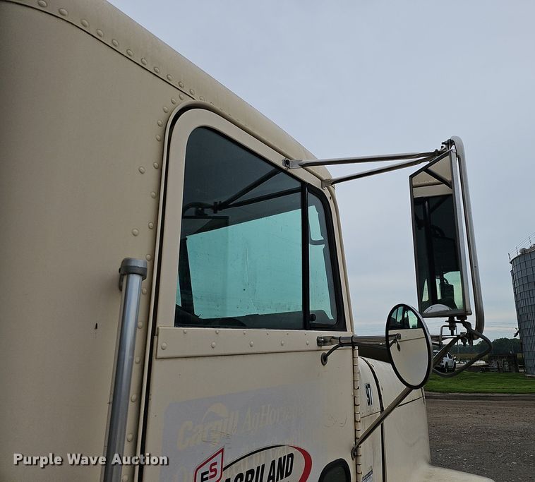 image for item DQ0139 1994 Freightliner FLD 120  truck cab and chassis