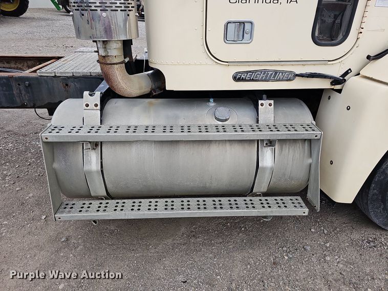 image for item DQ0139 1994 Freightliner FLD 120  truck cab and chassis