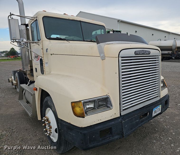 image for item DQ0139 1994 Freightliner FLD 120  truck cab and chassis