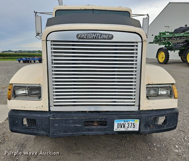 image for item DQ0139 1994 Freightliner FLD 120  truck cab and chassis