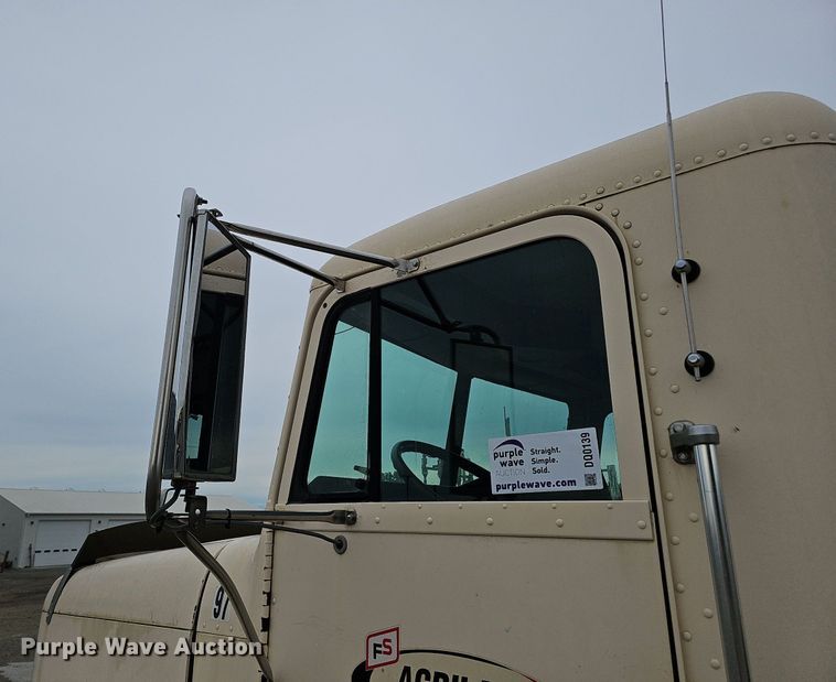 image for item DQ0139 1994 Freightliner FLD 120  truck cab and chassis