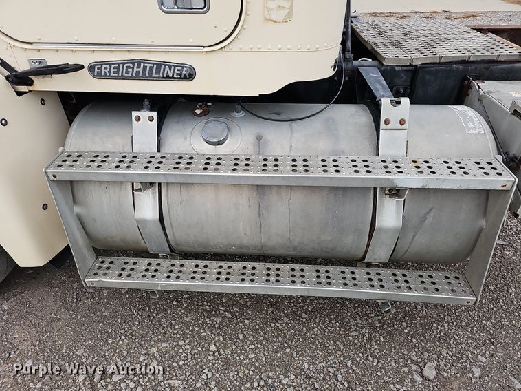 image for item DQ0139 1994 Freightliner FLD 120  truck cab and chassis