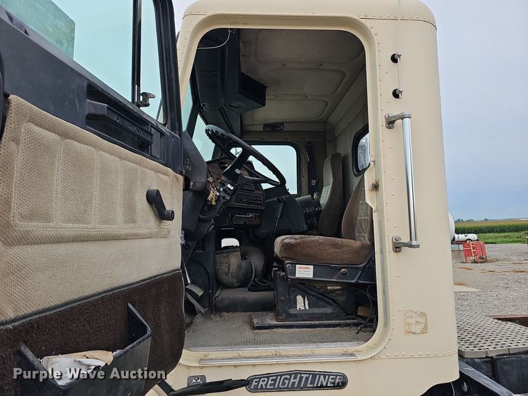 image for item DQ0139 1994 Freightliner FLD 120  truck cab and chassis