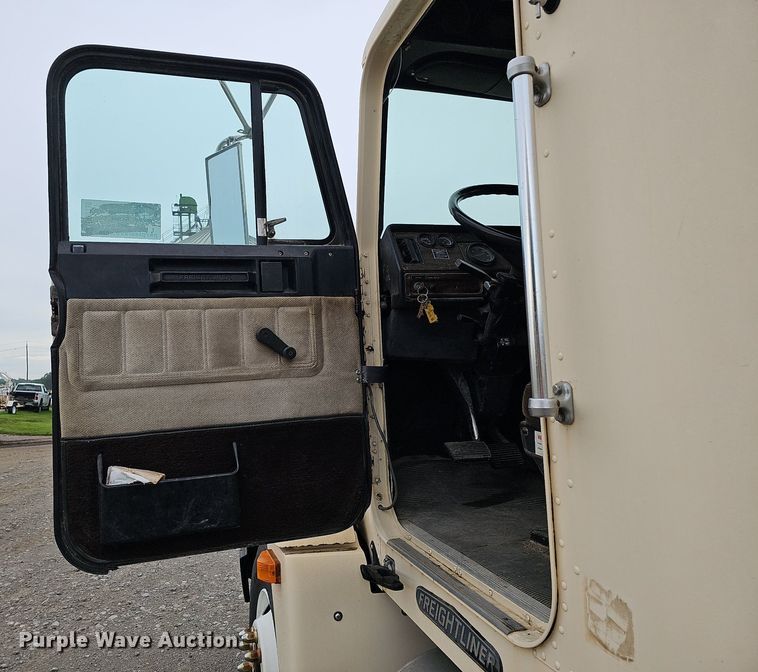 image for item DQ0139 1994 Freightliner FLD 120  truck cab and chassis