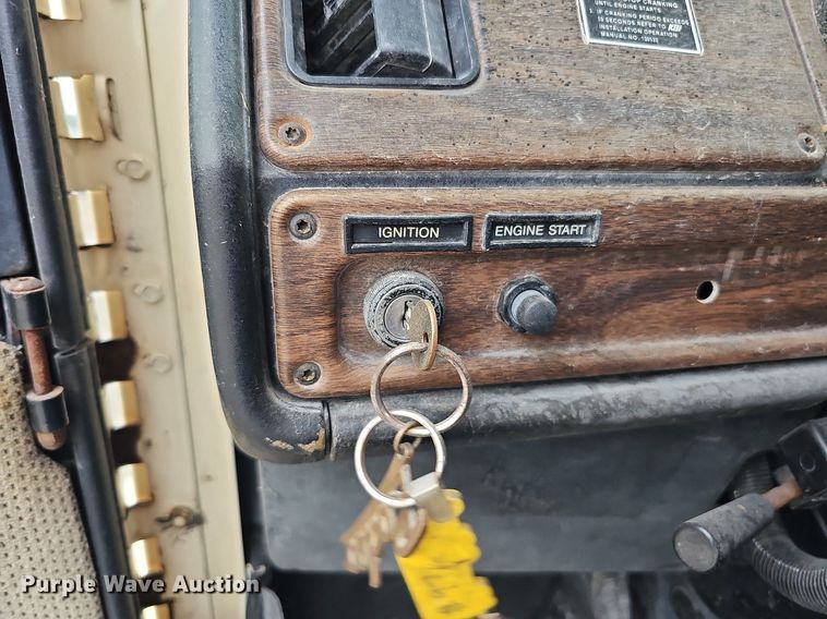 image for item DQ0139 1994 Freightliner FLD 120  truck cab and chassis