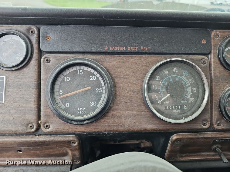 image for item DQ0139 1994 Freightliner FLD 120  truck cab and chassis