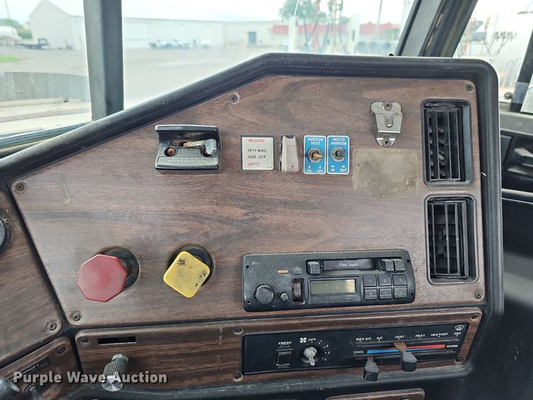 image for item DQ0139 1994 Freightliner FLD 120  truck cab and chassis