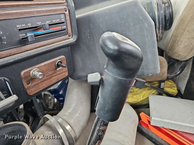 image for item DQ0139 1994 Freightliner FLD 120  truck cab and chassis