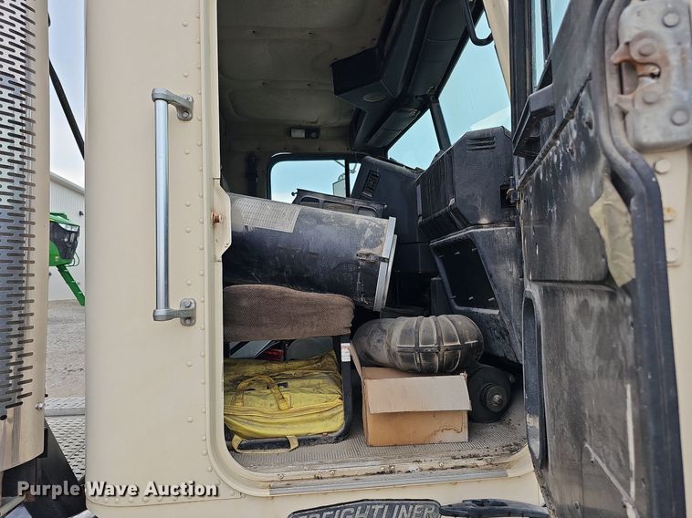 image for item DQ0139 1994 Freightliner FLD 120  truck cab and chassis