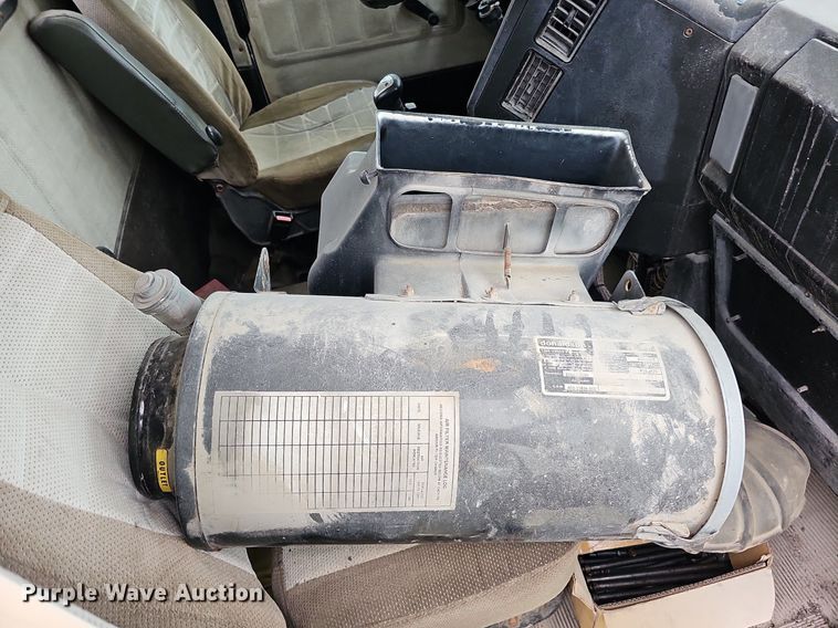 image for item DQ0139 1994 Freightliner FLD 120  truck cab and chassis