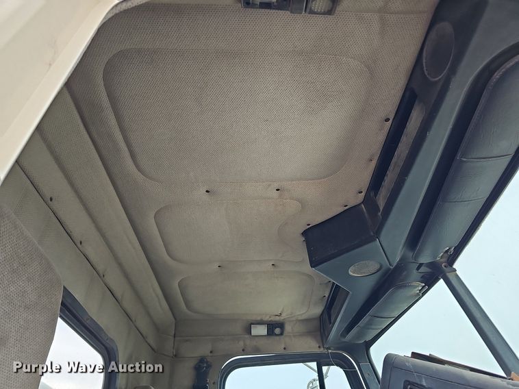 image for item DQ0139 1994 Freightliner FLD 120  truck cab and chassis
