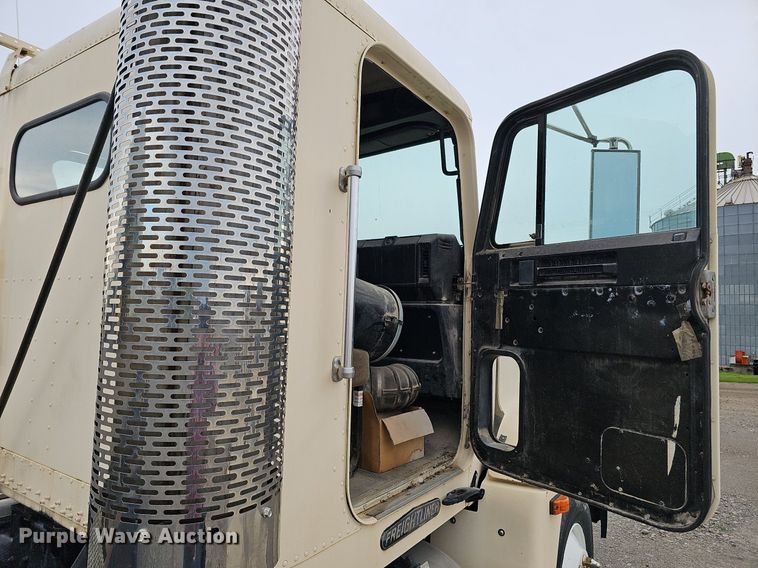 image for item DQ0139 1994 Freightliner FLD 120  truck cab and chassis