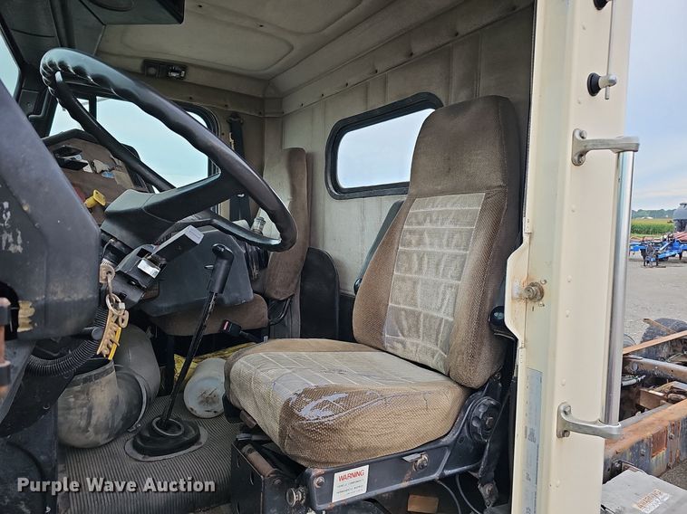 image for item DQ0139 1994 Freightliner FLD 120  truck cab and chassis