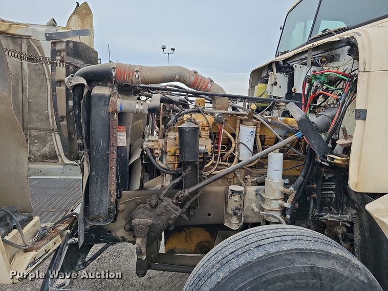 image for item DQ0139 1994 Freightliner FLD 120  truck cab and chassis