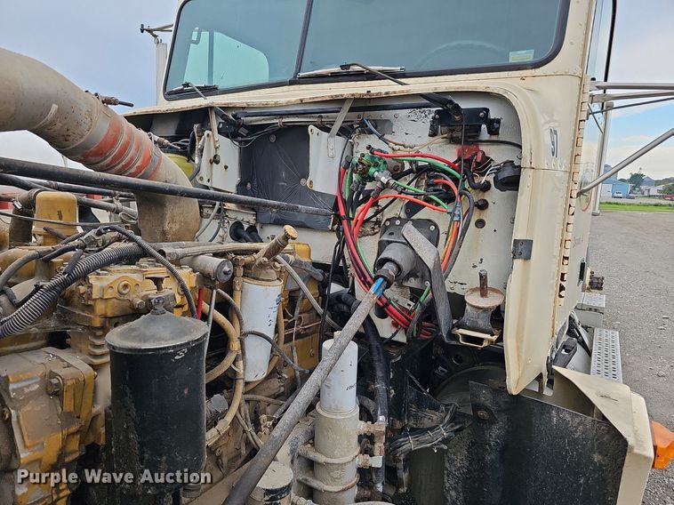 image for item DQ0139 1994 Freightliner FLD 120  truck cab and chassis