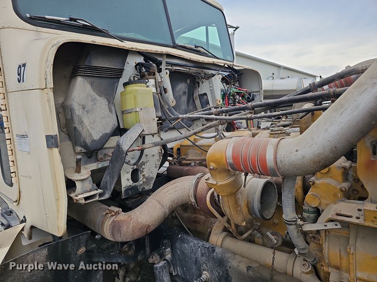 image for item DQ0139 1994 Freightliner FLD 120  truck cab and chassis